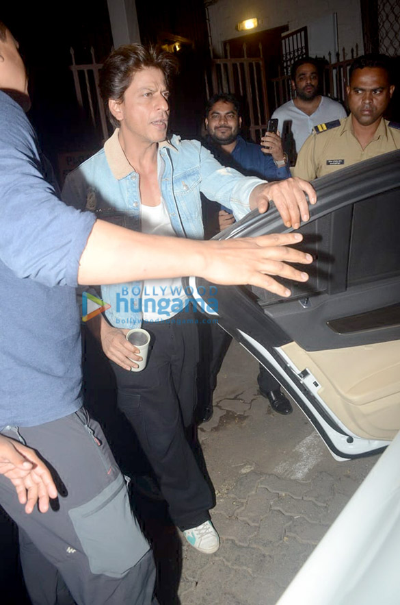 shah rukh khan spotted at dubbing studio in bandra 4