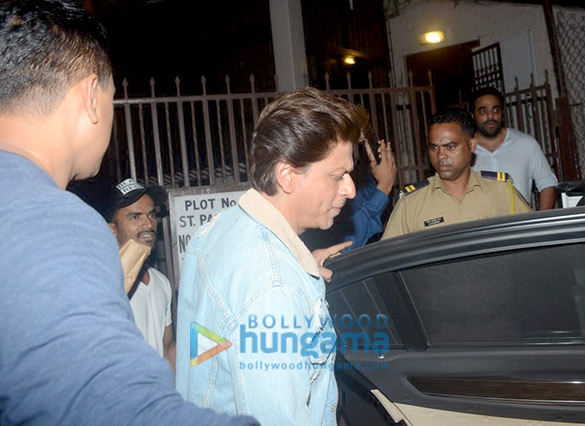 shah rukh khan spotted at dubbing studio in bandra 5