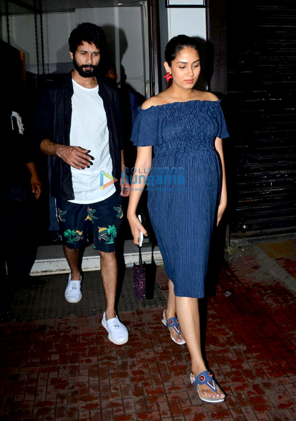shahid kapoor and mira rajput snapped at bastain 1
