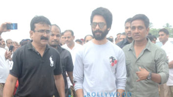 Shahid Kapoor snapped participating in the Clean Mumbai initiative at Juhu