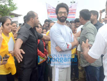 Shahid Kapoor snapped participating in the Clean Mumbai initiative at Juhu