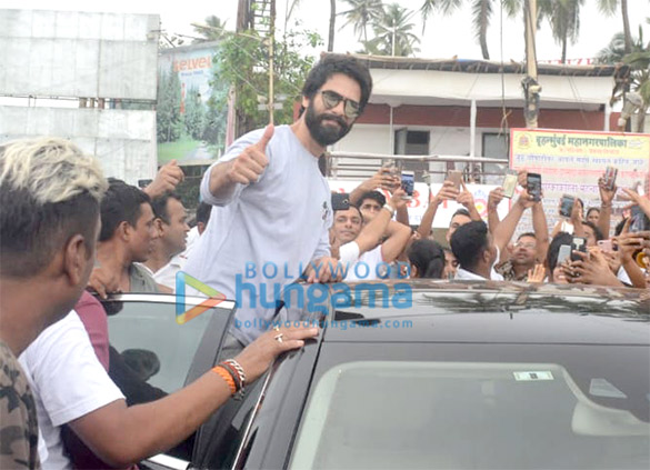 shahid kapoor snapped participating in the clean mumbai initiative at juhu 3