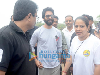 Shahid Kapoor snapped participating in the Clean Mumbai initiative at Juhu