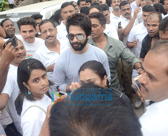 shahid kapoor snapped participating in the clean mumbai initiative at juhu 5