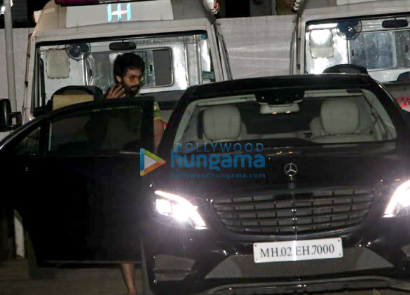 shahid kapoor spotted with misha kapoor at hospital 01