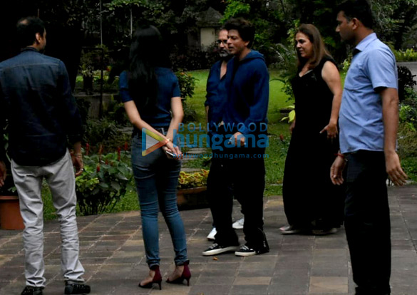 shahrukh khan snapped at karuna badwals birthday bash in andheri 6