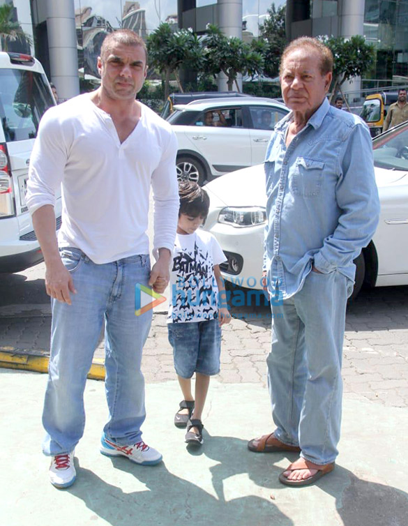 sohail khan arbaaz khan salim khan and family snapped post lunch at bkc 1