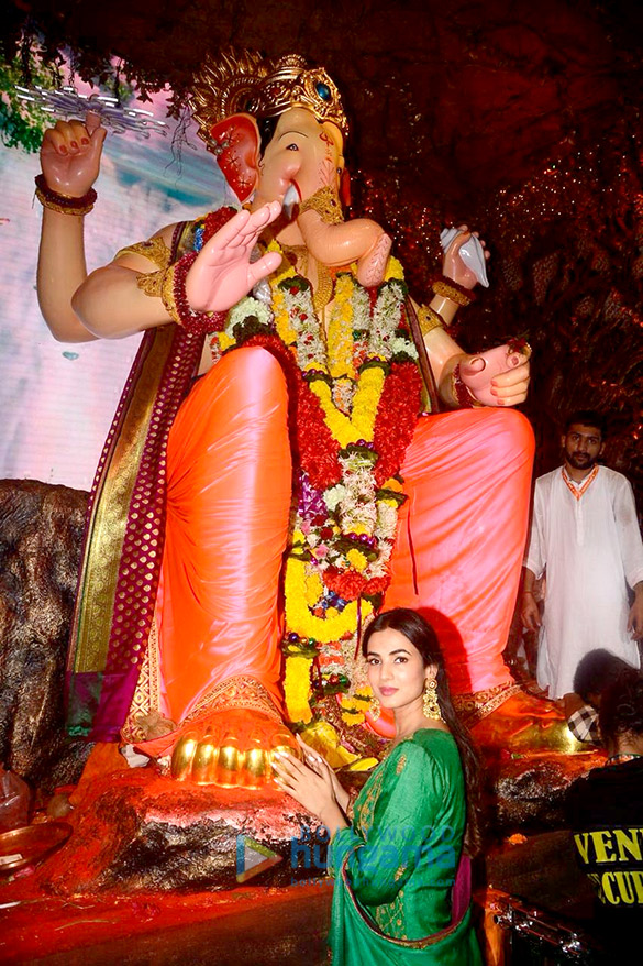 sonal chauhan snapped visiting the lalbaugcha raja ganesh peendal 2