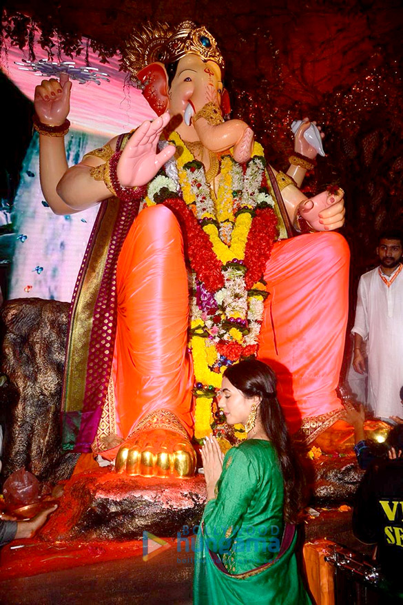 sonal chauhan snapped visiting the lalbaugcha raja ganesh peendal 3