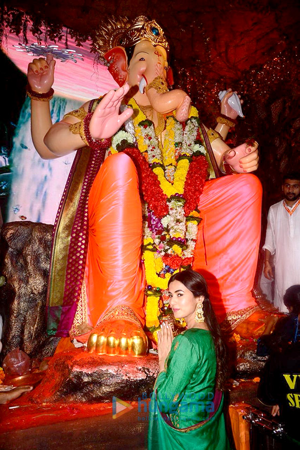sonal chauhan snapped visiting the lalbaugcha raja ganesh peendal 4