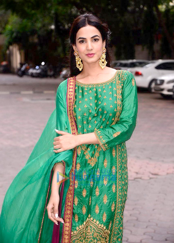 sonal chauhan snapped visiting the lalbaugcha raja ganesh peendal 6