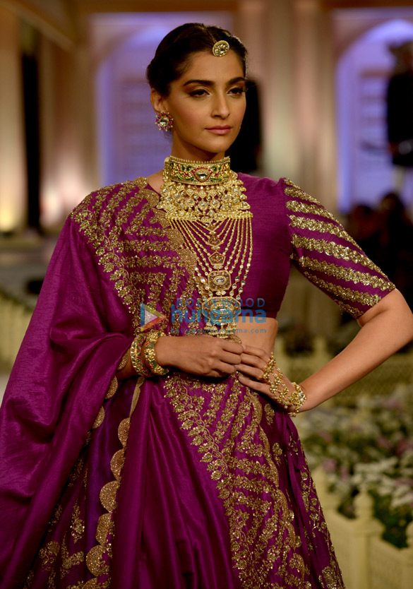 sonam kapoor ahuja and anand ahuja snapped attending an event in delhi 4