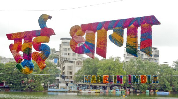 Sui Dhaaga duo Anushka Sharma and Varun Dhawan yarn bomb iconic Mumbai hotspots-