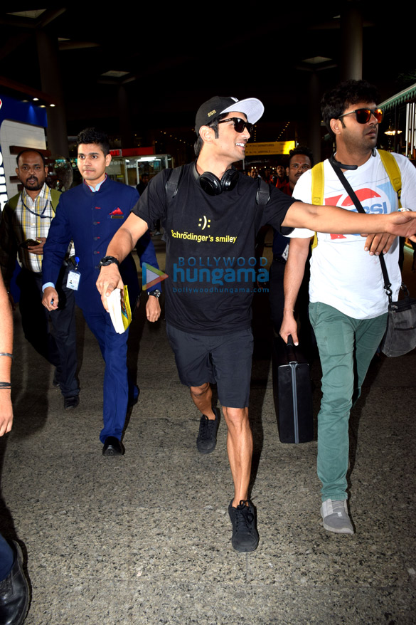 sushant singh rajput snapped at the airport 2