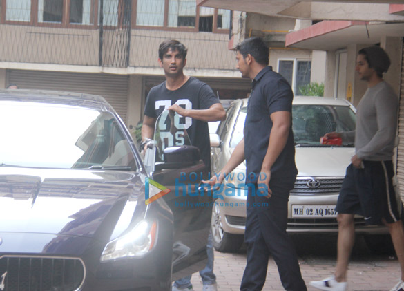 sushant singh rajput snapped with friends in bandra 1