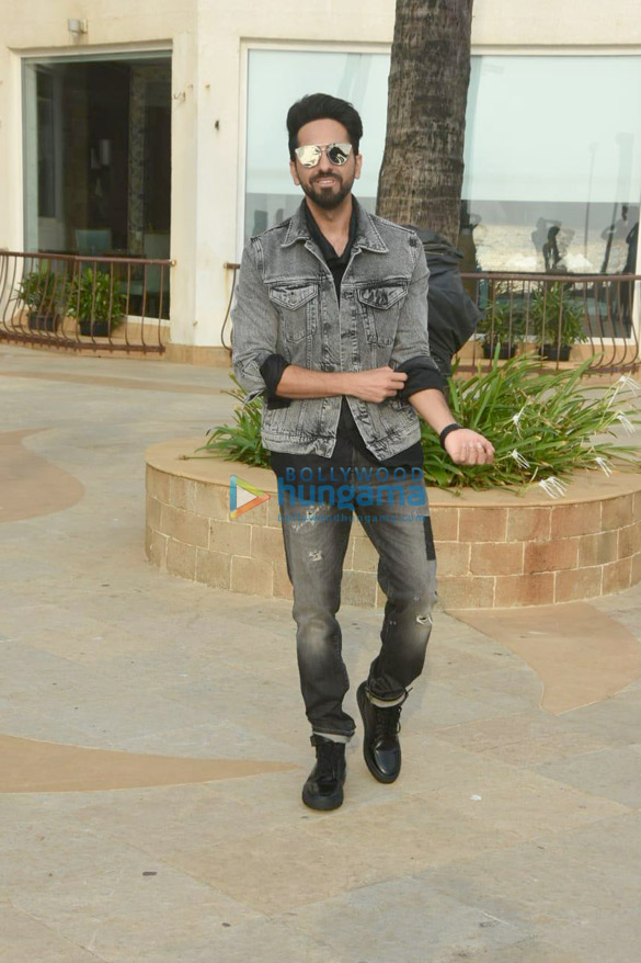 tabu and ayushmann khurrana promotes andhadhun at sun n sand in juhu 6
