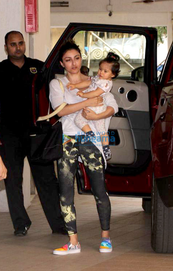taimur ali khan soha ali khan and inaaya naumi kemmu snapped in bandra 1