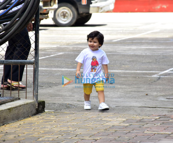 taimur ali khan spotted playing in bandra 1