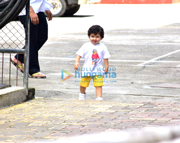 taimur ali khan spotted playing in bandra 4