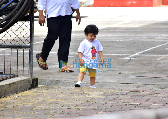 taimur ali khan spotted playing in bandra 6