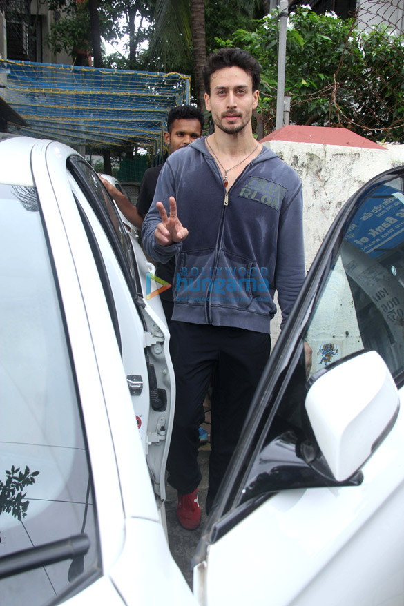 tiger shroff spotted at the dance class in bandra 1