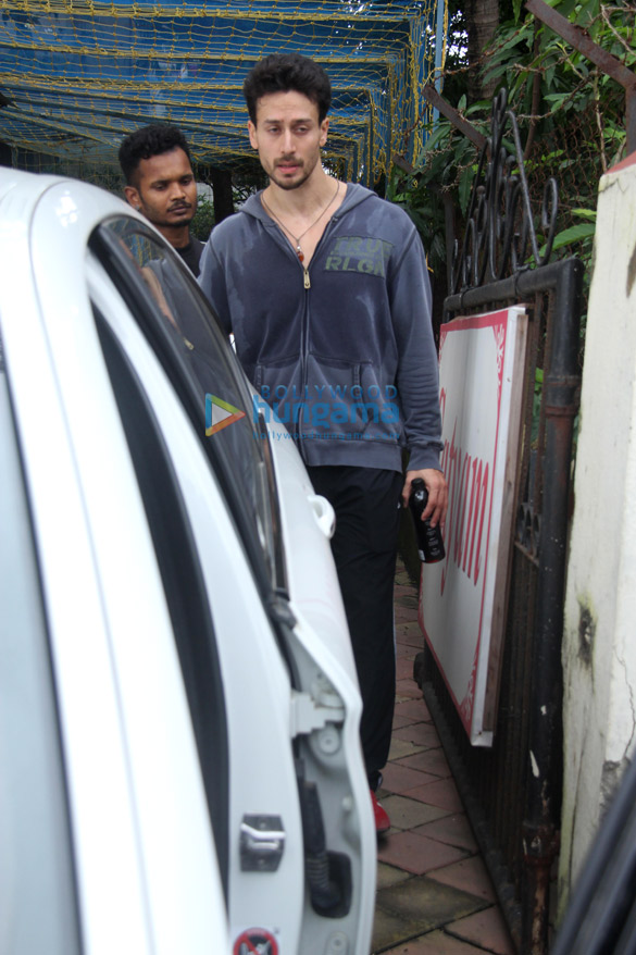 tiger shroff spotted at the dance class in bandra 4