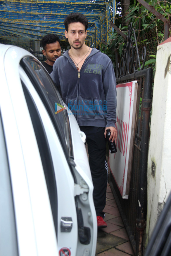 tiger shroff spotted at the dance class in bandra 5