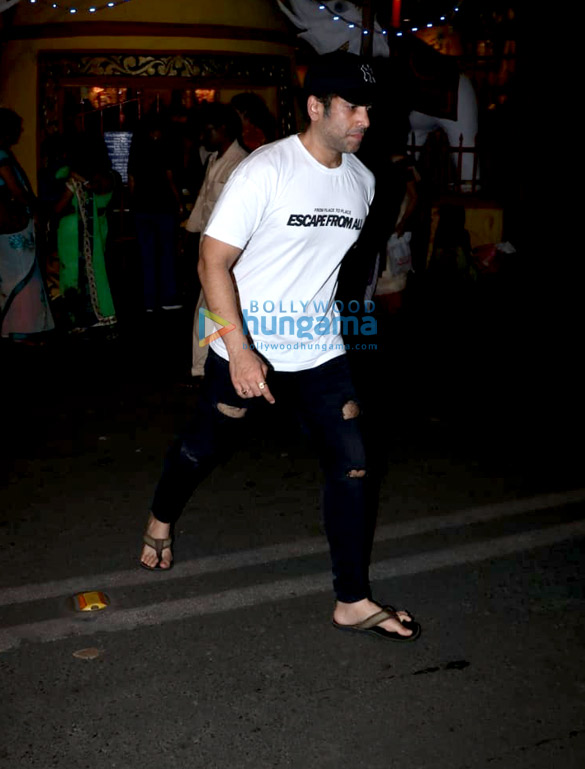 tusshar kapoor snapped at shree mukteshwar temple 3
