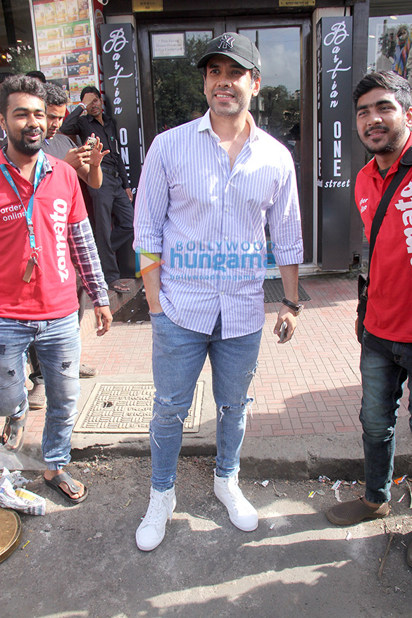 tusshar kapoor spotted at bastian 6