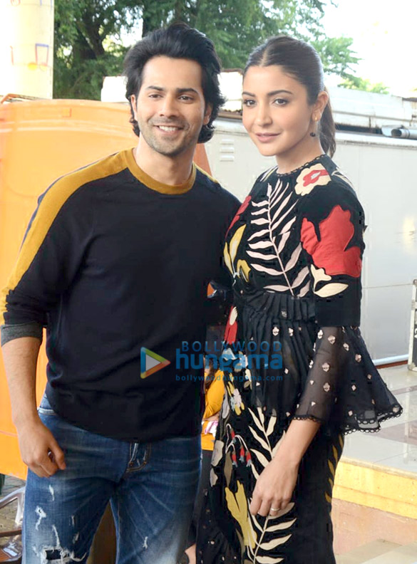 varun dhawan and anushka sharma snapped promoting sui dhaaga made in india on sets of indias best dramebaaz 2