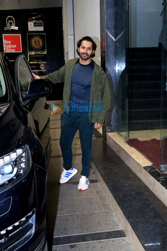 varun dhawan snapped at gym in khar 1