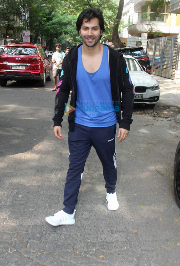 varun dhawan spotted at the gym 3 4