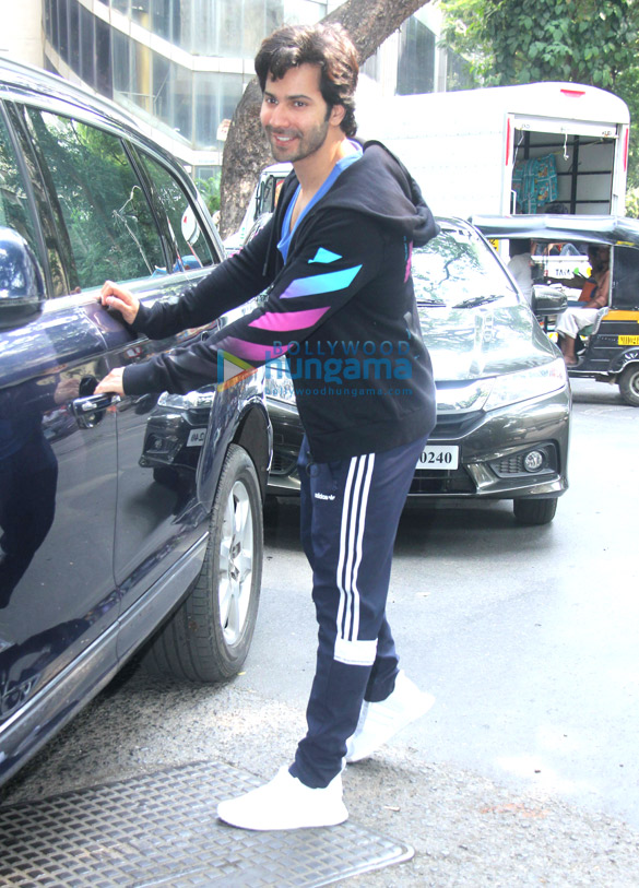 varun dhawan spotted at the gym 6 4