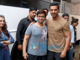 Aamir Khan and John Abraham come together for a picture and we loved it!