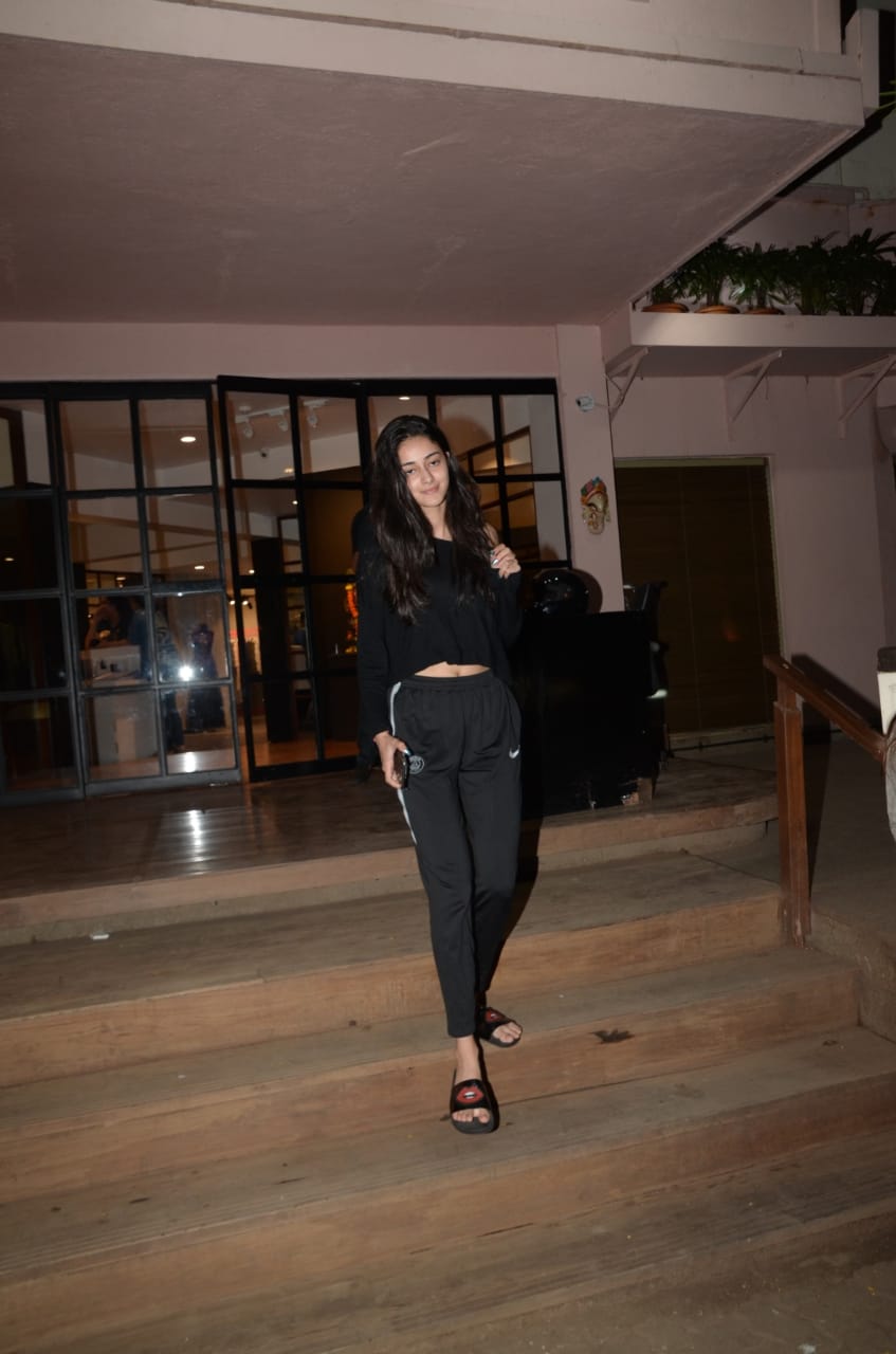 ananya panday snapped with mom at monisha jaisings showroom 4