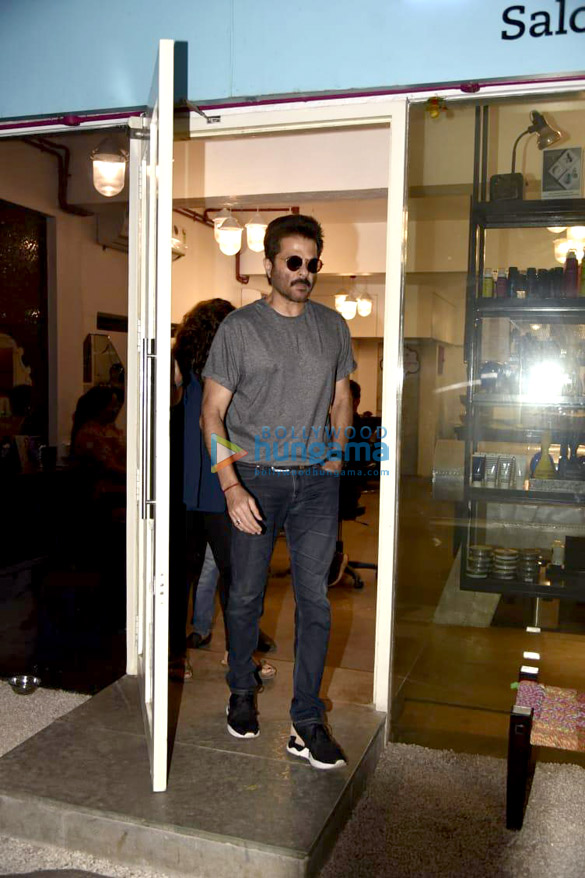anil kapoor snapped outside the bblunt salon in bandra 3