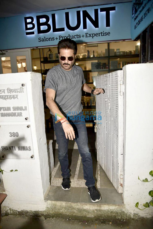 anil kapoor snapped outside the bblunt salon in bandra 6