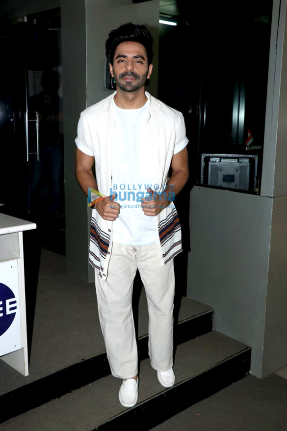 aparshakti khurrana spotted at zee office in andheri 3