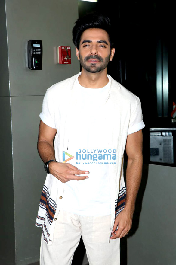 aparshakti khurrana spotted at zee office in andheri 4