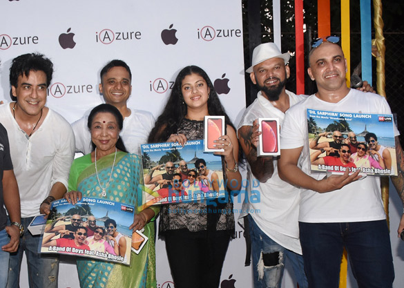 asha bhosle and zanai bhosle at the launch of iphone xr at their store iazure in bandra 2