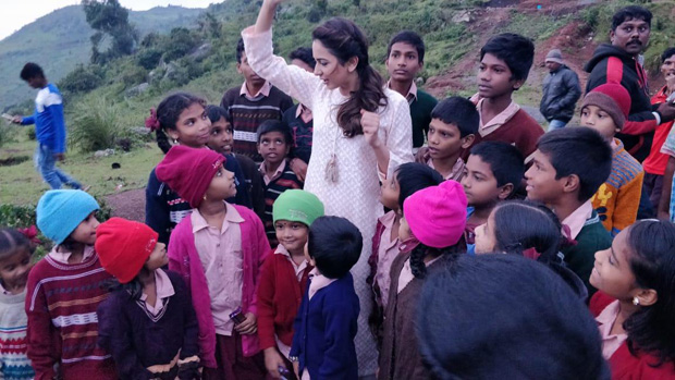 CUTE! Rakul Preet Singh kicks off her pre birthday celebrations with these kids as she distributes chocolates to all CUTE! Rakul Preet Singh kicks off her pre birthday celebrations with these kids as she distributes chocolates to all