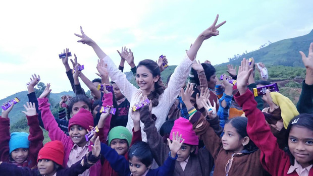CUTE! Rakul Preet Singh kicks off her pre birthday celebrations with these kids as she distributes chocolates to all CUTE! Rakul Preet Singh kicks off her pre birthday celebrations with these kids as she distributes chocolates to all