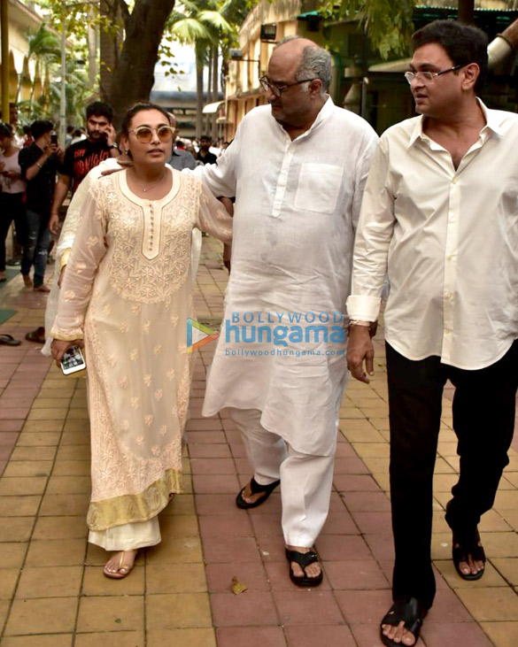 celebs arrive at krishna raj kapoors residence to pay their last respects 004