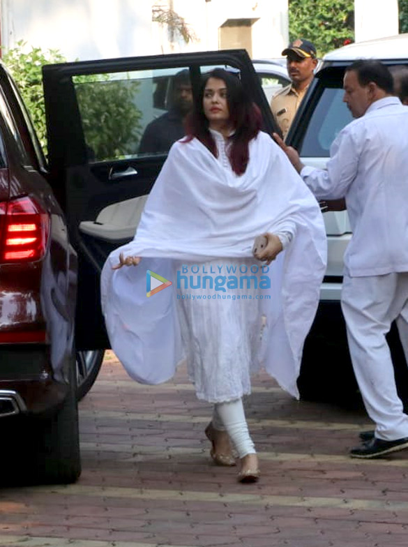 celebs arrive at krishna raj kapoors residence to pay their last respects 11 11