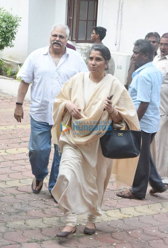 celebs arrive at krishna raj kapoors residence to pay their last respects 11 13