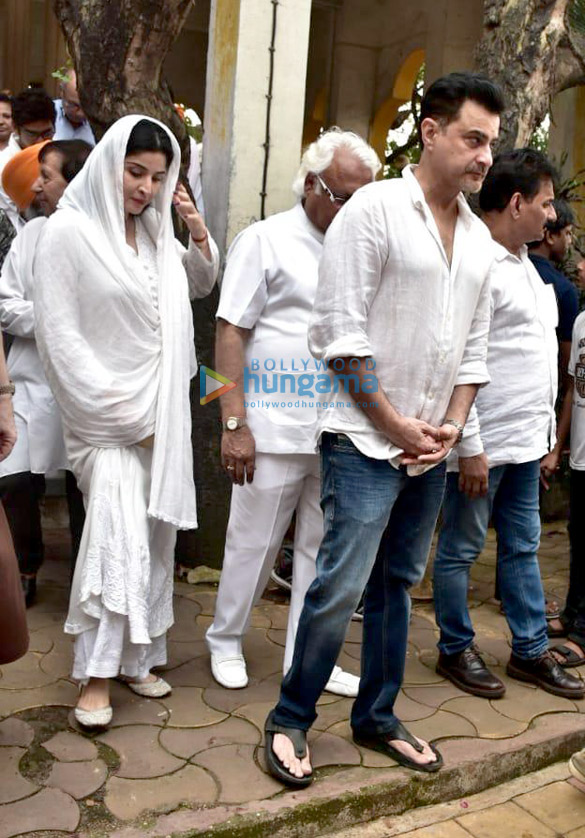 celebs arrive at krishna raj kapoors residence to pay their last respects 11 20