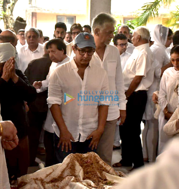 celebs arrive at krishna raj kapoors residence to pay their last respects 11 23