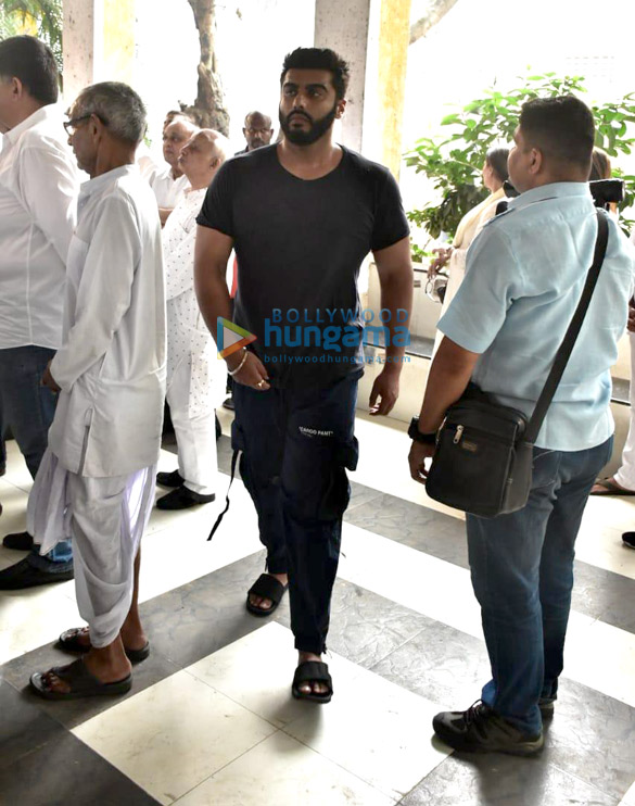 celebs arrive at krishna raj kapoors residence to pay their last respects 11 25
