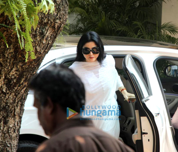 celebs arrive at krishna raj kapoors residence to pay their last respects 5