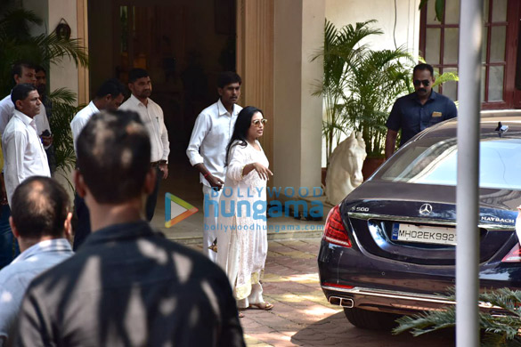 celebs arrive at krishna raj kapoors residence to pay their last respects1 1